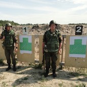 курсанты Д. Глазырин и И.Носков с гордостью демонстрируют свои результаты по стрельбе